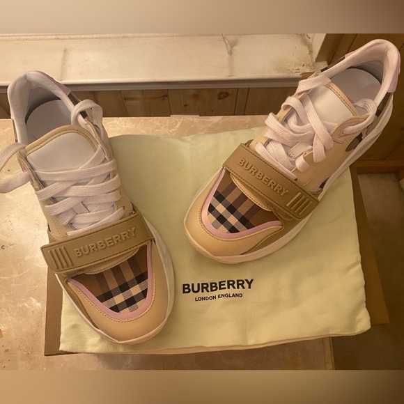 BURBERRY Lifestyle Gym Shoes Classic Beige/White/Black w/Pink Highlites, EUC - Picture 7 of 13
